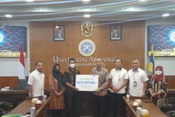 BPJamsostek serahkan santunan dua mahasiswa Unair
