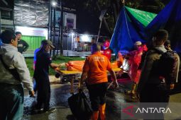 Seorang sopir tewas tergeletak di belakang truk