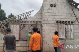 BPBD Bangka bantu evakuasi rumah roboh