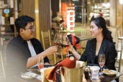 Valentine, "Dinner" di lantai 21 Grand Dafam disuguhi pemandangan malam Surabaya