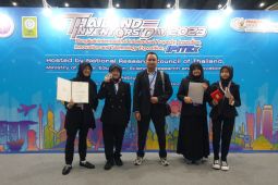 Pelajar SMP  Surabaya meraih medali perak di Thailand