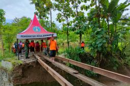 BPBD Jatim kirim bantuan logistik dan pembuatan jembatan darurat