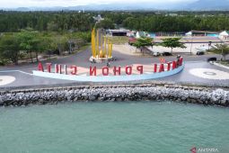 MELIHAT KEINDAHAN KAWASAN PANTAI POHON CINTA