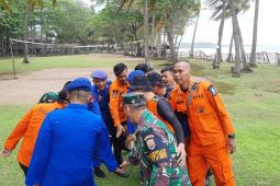 Tim SAR cari wisatawan hilang terseret ombak di Pantai Anyer Serang