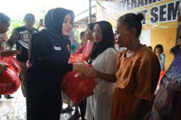 Pemkab Mojokerto serahkan bantuan korban banjir