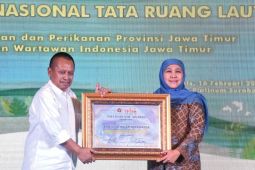 Gubernur Khofifah raih "PWI Maritime Awards"