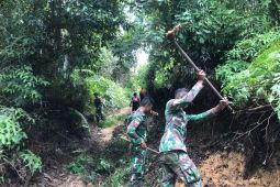 Satgas Pamtas perbaiki jalan rusak dan beri pengobatan gratis