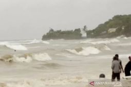Waspada gelombang tinggi hingga 4 meter di perairan Indonesia