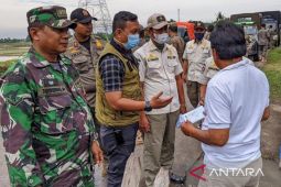 Satpol PP Bekasi tertibkan puluhan bangunan liar di atas titik jalan