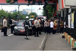 Presiden Jokowi disambut masyarakat saat di Pasar Wonokromo Surabaya