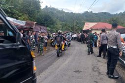 Personil Basarnas gunakan motor trail jangkau lokasi helikopter jatuh hingga malam ini
