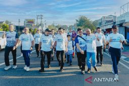 Wali Kota Pangkalpinang jalan Sehat Bersama Ribuan Warga Peringati 25 Tahun BUMN