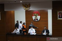 KPK tahan dan sematkan rompi jingga ke Bupati Mamberamo Tengah