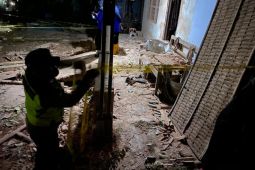 Satu meninggal karena ledakan dan tiga orang masih tertimbun