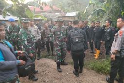 TNI AD kerahkan dua peleton personil evakuasi korban helikopter