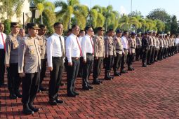 Personel Polda Aceh doakan keselamatan korban helikopter jatuh
