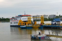 Arus penumpang kapal penyeberangan antarpulau relatif normal