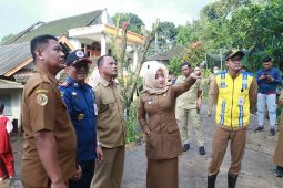 Pemkab Mojokerto serahkan bantuan korban tanah longsor di Pacet