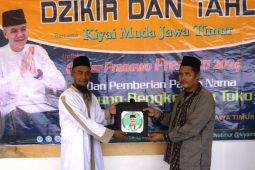 Kiai Muda Jatim doa bersama sekaligus bantu proyektor untuk madrasah