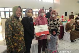 Mensos serahkan bantuan donatur untuk pengobatan PM di Jawa Barat