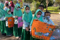 Siswa KB-TK Al Muslim Sidoarjo belajar olah pupuk peringati hari sampah nasional