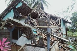 Satu keluarga di Sukabumi mengungsi akibat rumahnya tertimpa pohon