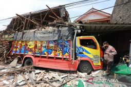Truk tabrak rumah