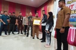 Pemkab Aceh Besar serahkan bonus atlet PORA Rp3,6 miliar