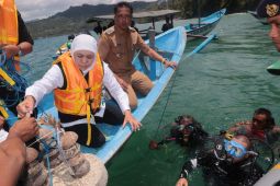 Bareng Mas Ipin, Gubernur Khofifah tanam terumbu karang di Pantai Mutiara