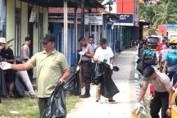 Komunitas warga Kaimana peringati HPSN dengan membersihkan sampah