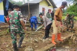 Polres Gorontalo Utara bersihkan desa terdampak banjir