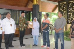 Pemkab Sidoarjo serahkan SHAT kepada 100 pelaku UMKM