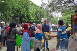 Warga dapatkan beras murah pada operasi pasar di Kota Bandung
