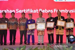Bupati Bangka terima dua sertifikat dari Kemenkes