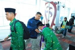 Bupati antar jamaah umrah MTQ dan FSQ Labura 2022 hingga ke bandara