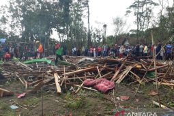 Keluarga ambil paksa jasad Wawa korban ledakan bubuk mesiu di Blitar