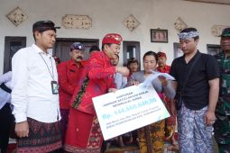 Warga Karangasem yang urus akta kematian diberi penghargaan