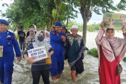 Ditpolairud Polda Jatim dan Polres Gresik monitoring banjir sekaligus bagi sembako