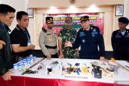 Petugas gabungan TNI/Polri geledah kamar narapidana di Rutan Situbondo