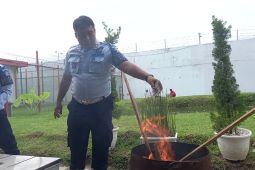 Rutan Bandarlampung musnahkan puluhan benda terlarang