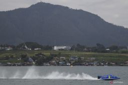 Pesawat terbang laut untuk akan mendarat di Danau Toba