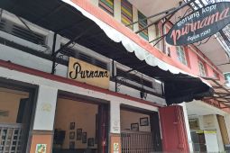 Menyeruput secangkir kopi di kedai legendaris Warung Kopi Purnama Bandung