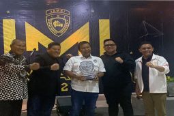 Bupati Tanjabtim Romi Hariyanto terima penghargaan IMI Award 2021-2022