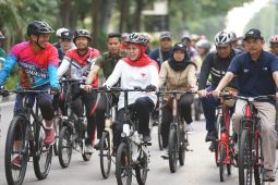 Khofifah: Jaga sehat lahir batin beserta ekonominya