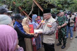 Bupati HSS serahkan bantuan untuk warga terdampak banjir bandang