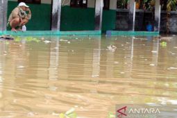 Banjir melanda sejumlah daerah di Karawang  akibat hujan deras