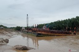 Pelabuhan Desa Bumi Harapan Sepaku sibuk bongkar muat material IKN