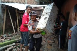 Polres Dompu bantu warga terdampak banjir
