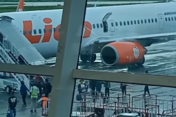 Pesawat batal terbang akibat pintu darurat dibuka penumpang