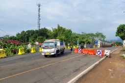 Satlantas Trenggalek uji coba jembatan bailey untuk pengalihan arus